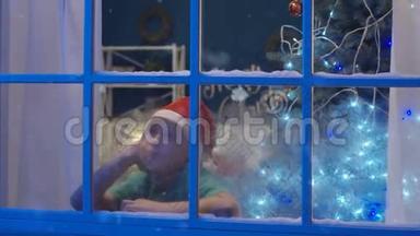 在圣诞节的时候，睡梦男孩在<strong>窗外看着</strong>