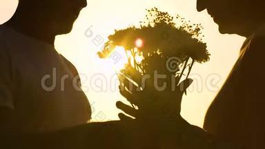 男人给女人送花，他们在<strong>夕阳</strong>的背景下接吻，<strong>浪漫</strong>的时刻