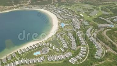从海景海湾上的豪华旅游酒店别墅俯瞰海景。 海滨无人机度假酒店的美丽景观