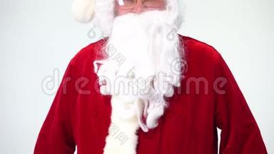 <strong>圣诞节</strong>。 圣诞老人在白色的背景上，戴着红色的蝴蝶结，用于拳击和拳击。 一个人的形象