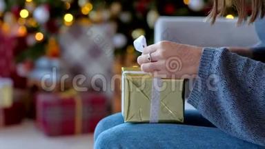 关闭-女人的手准备一个<strong>新年</strong>惊喜，绑在一个金盒子与礼物鞠躬。 <strong>2019</strong>年<strong>圣诞节</strong>。