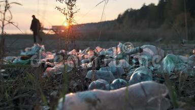 塑料废料污染<strong>海洋</strong>海岸。 肮脏的海滨，塑料瓶，袋子和其他<strong>垃圾</strong>在沙子上。