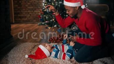 一个快<strong>乐</strong>的男孩和一个男人在圣诞节的地板上玩得很<strong>开心</strong>。 这个伟大的家庭在一起玩得很<strong>开心</strong>。