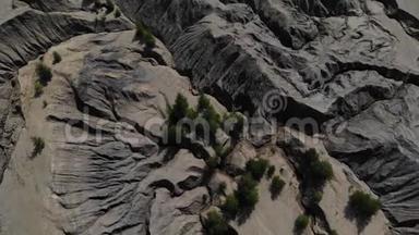 空中拍摄的灰色山脉和峡谷。在一个有灰色山脉的峡谷上可以看到很好的顶视图。另一个<strong>星球</strong>的镜头