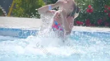 快乐的小女孩在炎热的夏天在室外游泳池玩耍。 孩子们学游泳。 儿童在热带玩耍