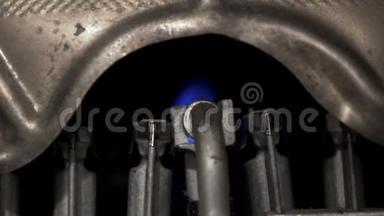间歇泉，<strong>热水器</strong>.. 火炬的火焰燃烧，水加热的气体铜