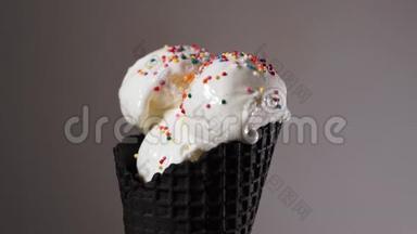 纸屑落在锥形香草<strong>冰淇淋</strong>上。 <strong>冰淇淋</strong>糖果散射。