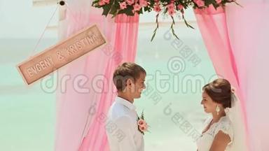 新娘和新郎互相宣誓.. 在菲律宾海滩举行婚礼。