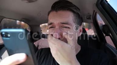 悲伤绝望的男人在手机上读坏短信，在车里哭