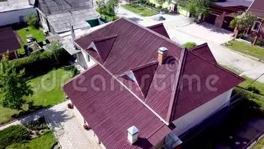 乡村住宅屋顶俯视图.. 库存录像。 位于村庄的漂亮的新屋顶。 屋顶<strong>暗色</strong>或<strong>暗色</strong>