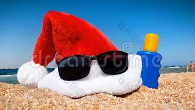 4k圣诞老人帽子的视频，带太阳镜和<strong>防晒喷雾</strong>覆盖海洋和蓝天