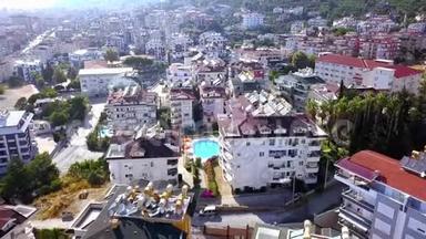 城市背景下美丽的酒店和游泳池的俯视图。 剪辑。 度假村美丽的现代酒店的俯视图