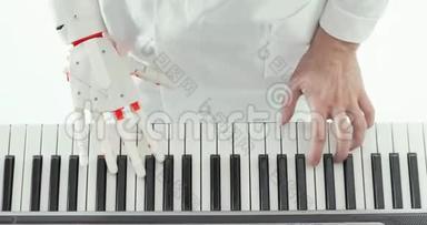 科学家正在品尝机器人假肢，手在弹钢琴，试图按下正确的键。