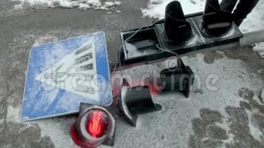 破碎的人行横道标志和特拉菲克灯光闪烁在雪阿弗勒汽车碰撞。
