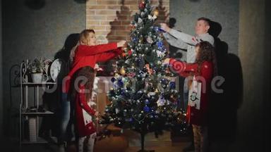 幸福的四口之家正在装饰圣诞树，微笑着