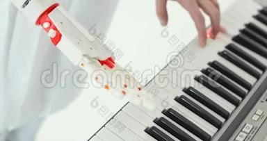科学家工程师正在品尝机器人假肢，手在<strong>弹钢琴</strong>，试图按下正确的键。