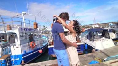 约会情侣拥抱在船墩上。 夏日约会。 浪漫之旅