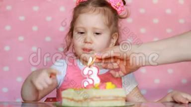 一个可爱的小<strong>女孩许愿</strong>，在聚会上吹灭生日蛋糕上的蜡烛。 可爱的孩子。 儿童`的概念
