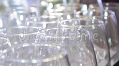 晶莹剔透的玻璃酒杯在宴会桌上闪耀