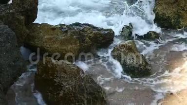 岩石海岸和海浪拍打着岩石