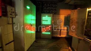 工业<strong>遥控</strong>机械不同的红色和绿色<strong>按钮</strong>。 库存录像。 在控制室里面