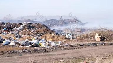 焚烧垃圾场污染环境.. 大风将燃烧垃圾的有毒<strong>烟雾上升</strong>到空气中。