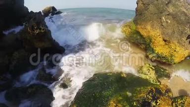 海浪在海岸上<strong>翻滚</strong>，撞击岩石