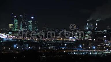 莫斯科国际商务中心`莫斯科-A市。 <strong>夜晚</strong>或<strong>夜晚</strong>的城市景观。 蓝天和路灯。 城市建筑