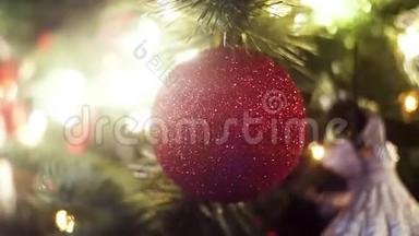 在绿树上用闪亮的花环装饰圣诞玩具。 <strong>框</strong>架。 云杉树枝，<strong>新年</strong>装饰