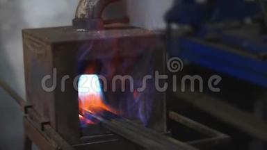 锻造煤气炉用<strong>金属棒</strong>在工厂车间的史密斯加热。