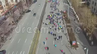 许多人在<strong>马拉松</strong>比赛中通过城市道路跑步