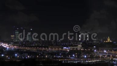 莫斯科国际商务中心`莫斯科-A市。 夜晚或夜晚的城市景观。 蓝天和路灯