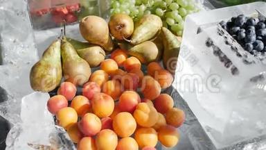 冰杏、草莓、葡萄、蓝莓、甜樱桃梨上的各种餐饮水果。 健康和