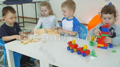 孩子们`开发一个游戏室。 幼儿在娱乐课上的情绪。 孩子们在这里建造建筑物