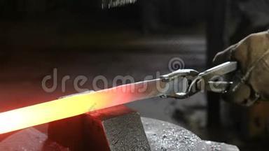 在锻造厂用金属制造剑。 特写人`用气动锤子塑造铁水。