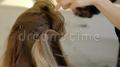 女<strong>人</strong>在发廊的棕色头发上修发型