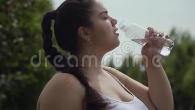 胖女孩从瓶子里喝水