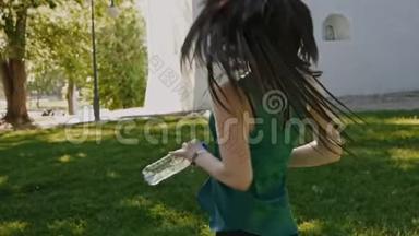 我很开心。 慢镜头拍摄的漂亮微笑的年轻女子在公园里跳跃。 人类情绪面部表情