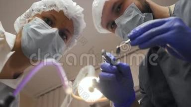 从病人的角度看带器械的牙医。