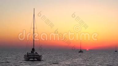 <strong>私人游艇</strong>在海上日落圣托里尼。