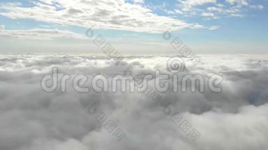 在云中飞翔，在云中飞翔。 云层在镜头上移动。 在云中飞翔