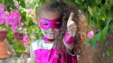 美丽的小女孩穿着超级英雄服装，特写肖像儿童在英雄的面具。