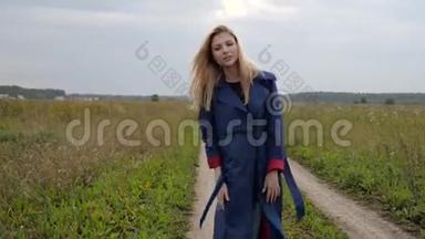 一个年轻的女人在田间路上