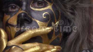 拍摄特写镜头时，一个黑金妆的女人用手抚摸她的脸