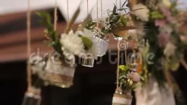 结婚。 仪式。 结婚拱门。 野花和小罐子里的麦穗做成的婚礼拱门
