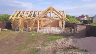 正在施工的木屋框架俯视图.. 剪辑。 用木头建造的乡村木屋正处于