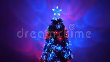 房间里有一棵漂亮的<strong>圣诞树</strong>，<strong>装饰</strong>着发光的花环和星星。 新年2020的心情。 <strong>圣诞树</strong>，快乐