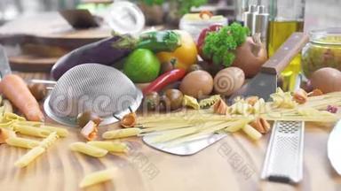 木制背景上的意大利食品成分。 食品成分面食、通心粉、蔬菜、油、厨房香料