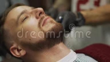 理发师在理发店给顾客刮胡子`理发师给顾客理发