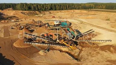4K. <strong>重型</strong>机械作业过程中的砂矿：分选输送机、推土机、挖掘机和卡车